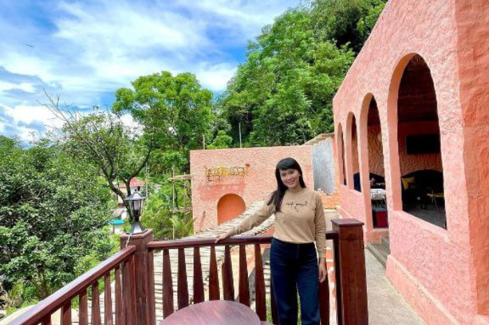 <p>Ket foto: Intip seberapa estetik wisata Nabawi Cafe Bogor dengan konsep Moroccan Island berikut ini (Foto/Instagram/keketfreezer)</p>

