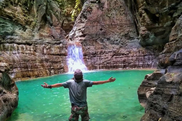 <p>Ket foto: Panorama eksotis wisata Air Terjun Waimarang yang ada di Sumba Timur (Foto/Instagram/pandjhoel)</p>
