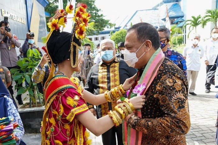 <p>Ket. Foto : Berikut Ini Besaran Gaji Firli Bahuri<br />
(Foto/Instagram/@firlibahurioffcial)</p>
