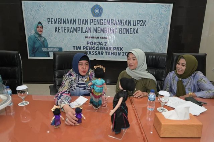 <p>Ketua PKK Kota Makassar membuka pelatihan pembuatan boneka khas daerah (Foto/Instagram/@diskominfomks)</p>
