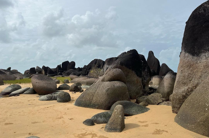 <p>Ket foto: Cantiknya wisata Pantai Batu Nenek di Sambas, Kalimantan Barat (Foto/Instagram/silmiahya)</p>
