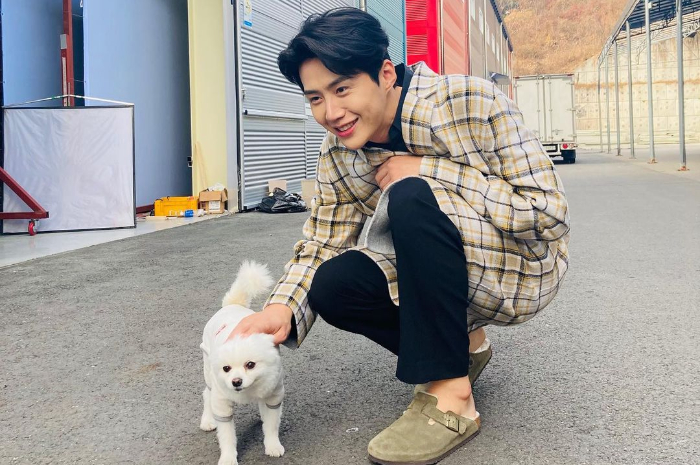 <p>Ket Foto: Aktor drakor Hometown Cha Cha, Kim Seon Ho yang berzodiak Taurus (Foto/Instagram/seonho_kim)</p>
