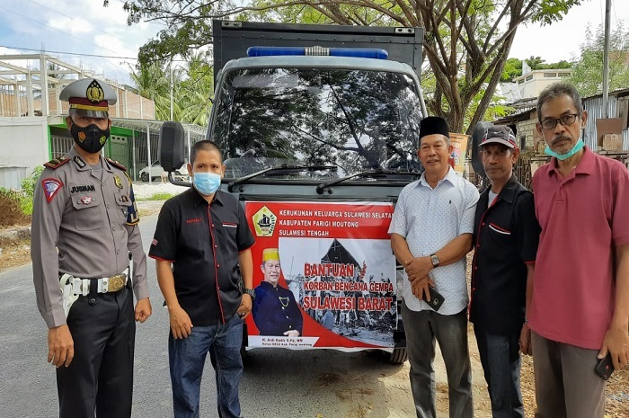 <p>Foto: Ketua KKSS Parigi Moutong Melepas Donasi untuk Korban Gempa Majene, di Kompleks Pasar Sentral Tagunu Parigi, Selasa 19 Januari 2021. </p>
