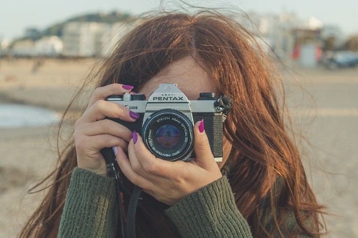 <p>Ket Foto: Foto seorang wanita sedang mengambil foto di alam (Foto/Pixabay/chermitove)</p>
