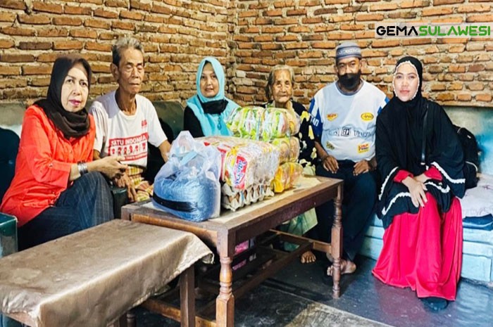 <p>KSB Bulukumba saat membagikan bantuan sembako di kediaman Nenek Sarika.</p>
