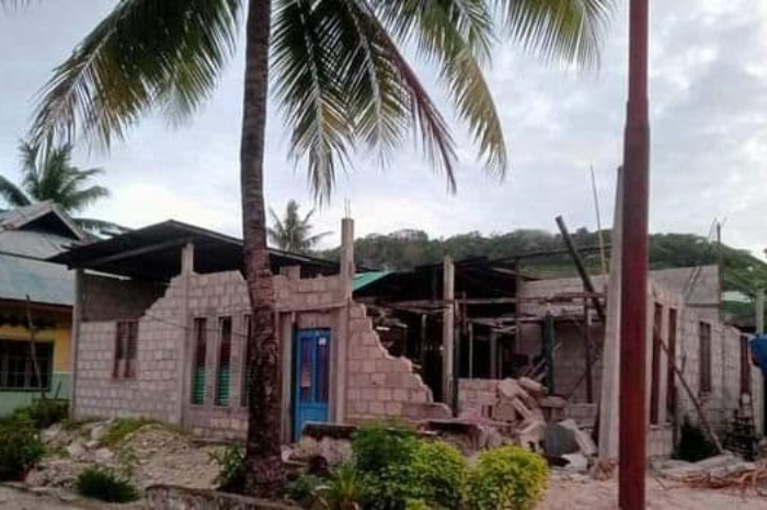 <p>Ket Foto: Kondisi Desa Watuwei pasca gempa di Maluku 7,5 magnitudo. (Foto/BNPB)</p>
