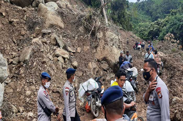 <p>Foto: Kondisi jalur yang tertutup timbunan material longsor di Kecamatan Ulumanda, Kabupaten Majene, Provinsi Sulawesi Barat/BNPB.</p>
