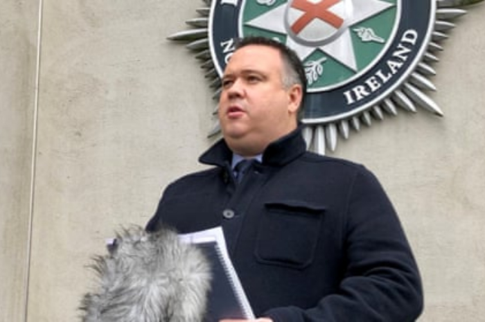 <p>Keterangan Foto: Konferensi pers polisi Irlandia tentang penangkapan tersangka penembakan polisi di Irlandia, (Foto:/Twitter/davidyog</p>
