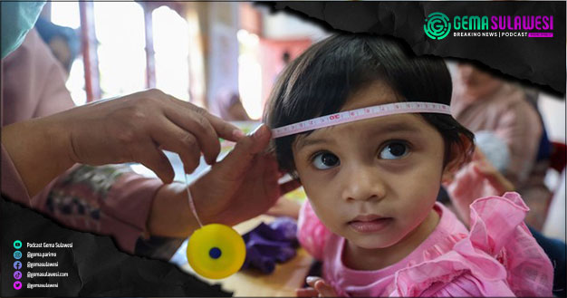 <p>Ket Foto: Petugas kesehatan mengukur lingkar kepala balita di Posyandu (Foto/Ilustrasi Gambar)</p>
