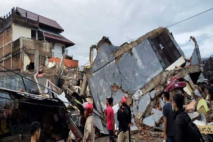 <p>Foto: Rumah Roboh Pasca Gempa Majene Magnitudo 6,2, Jumat 15 Januari 2021.</p>
