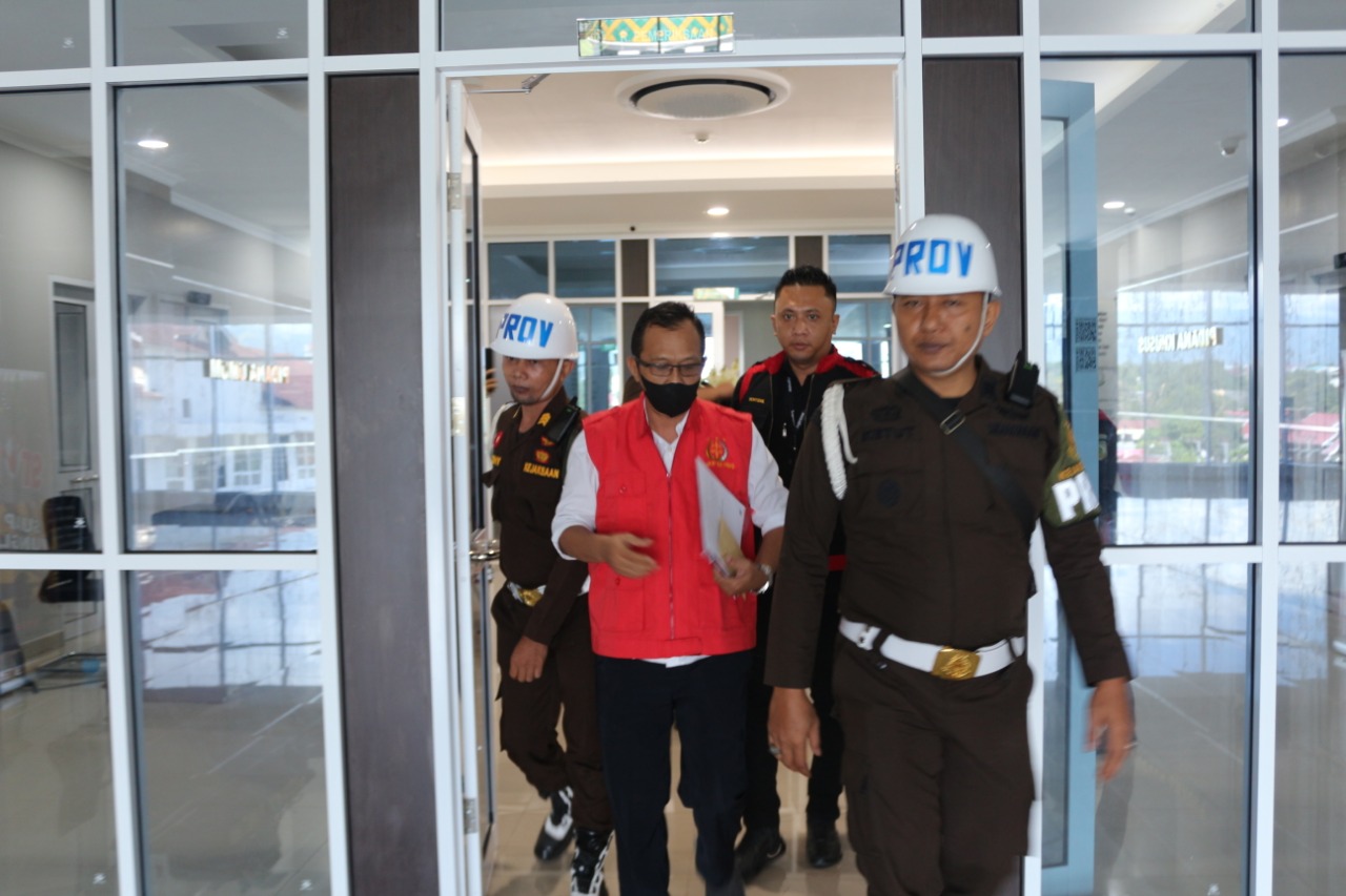 <p>Tersangka Korupsi Kadis PUPR Banggai Laut  Ditahan Kejati Sulteng. (Foto : Ist)</p>
