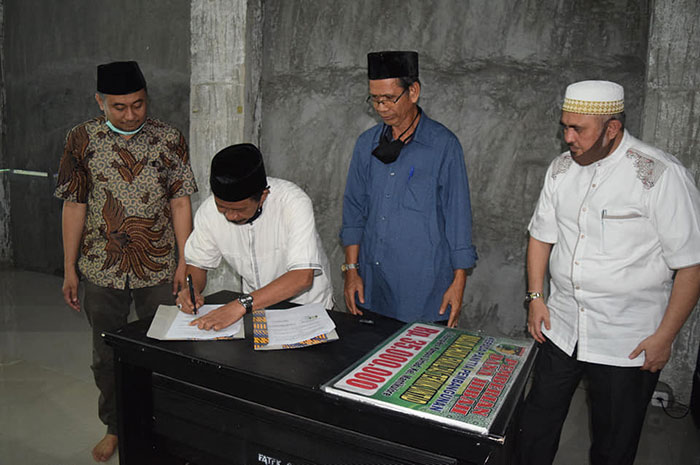 <p>Seremonial penyerahan bantuan hibah di Masjid Al-Huda kompleks Kampus Untad, Kelurahan Tondo Kecamatan Mantikulore, Jumat 19 Juni 2020.</p>

