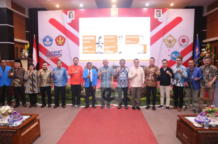 <p>Ket Foto: kuliah umum dan beda Buku Aliansi Demokrasi Rakyat di Untad (Foto/laman Sultengprov)</p>
