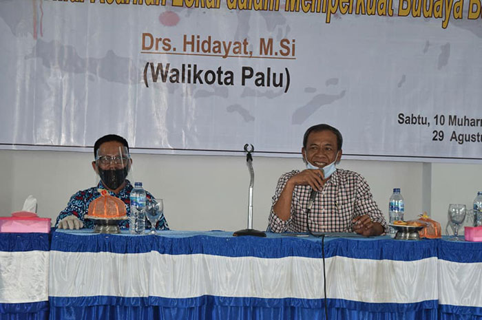<p>Tekan Potensi Konflik, Walikota Palu Ajak Rawat Kearifan Lokal (Foto: Walikota Palu saat bawakan materi)</p>
