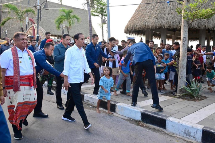 <p>Ket. Foto : Presiden Jokowi Berkumpul dengan Masyarakat dan Joget Gemu Famire di Kupang<br />
(Foto/X/@jokowi)</p>
