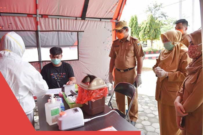 <p>Kunjungan Tim Gugus Tugas Penanangan Covid-19 di Posko Pelayanan Rapid Test (Foto: Humas Pemprov)</p>

