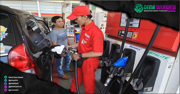 <p>Ket Foto: Petugas membantu konsumen mengisi BBM jenis pertalite (Foto/Ilustrasi Gambar)</p>
