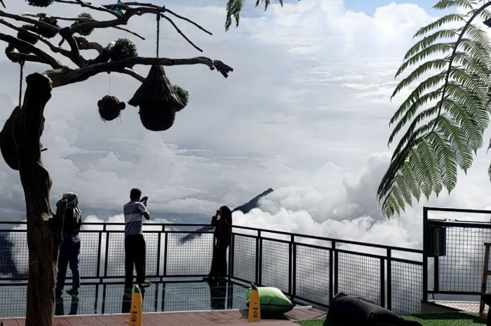 <p>Ket foto: Keindahan wisata Awang Awang Telomoyo Magelang, layaknya negeri di atas awan (Foto/Instagram/awangawangtelomoyo)</p>
