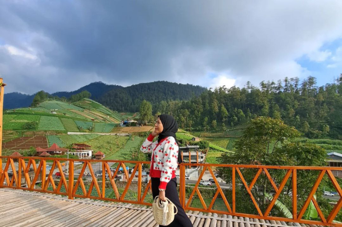 <p>Ket foto: View indah di Lawu Kala Senja Tawangmangu, cocok untuk nongkrong bareng keluarga atau teman-teman (Foto/Instagram/handiningrum)</p>
