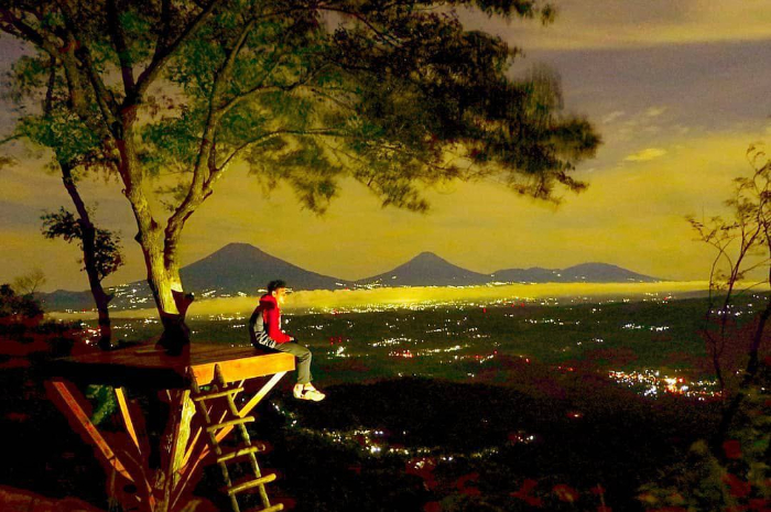 <p>Ket foto: Cantiknya keindahan alam sekitar dari atas wisata Lereng Kelir Semarang (Foto/Instagram/nuoer_wahyudi)</p>

