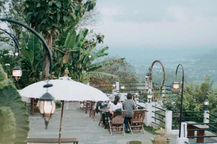 <p>Ket foto: Lesung Cafe and Resto Yogyakarta menyajikan pengalaman live cooking serta lanskap alam mempesona (Foto/Instagram/lesung_jogja) </p>
