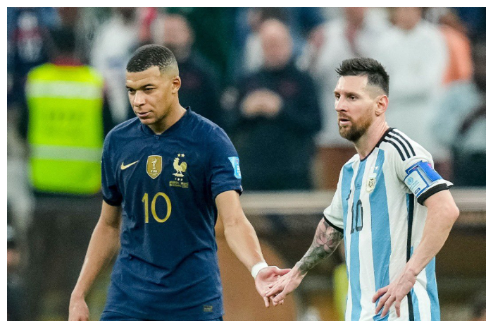<p>Ket. Foto: Lionel Messi &#038; Kylian Mbappe saat laga Piala Dunia usai (Twitter/@_FaridKhan)</p>
