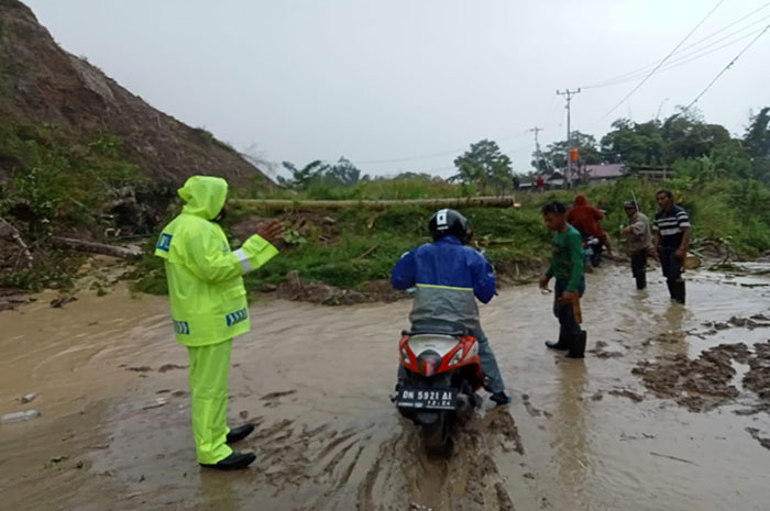 <p>Foto: Jalur Kebun Kopi Penghubung Parimo-Palu Putus Tertimbun Longsor.</p>
