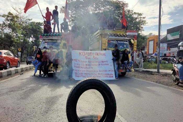 <p>Foto: Demo Mahasiswa Makassar Tolak TKA China.</p>
