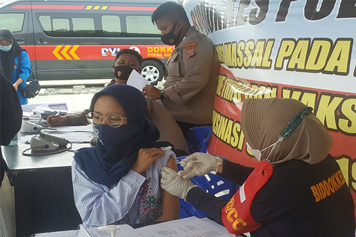 <p>Foto: Mahasiswa Untad Kota Palu ikuti vaksinasi di Mapolda Sulteng.</p>

