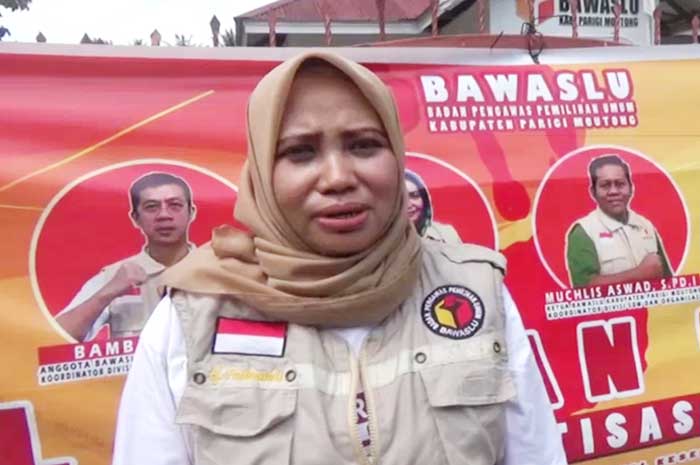 <p>Foto: Komisioner Bawaslu Parimo, Hj Fatmawati</p>
