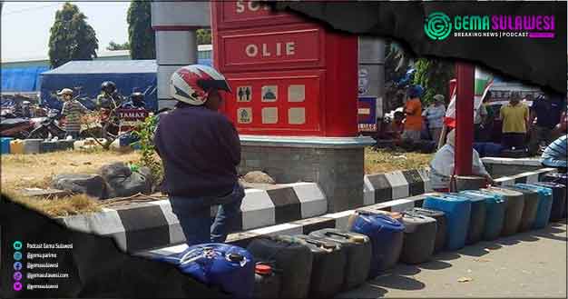 <p>Kumpulan jeriken warga antri di SPBU (Ilustrasi Gambar)</p>
