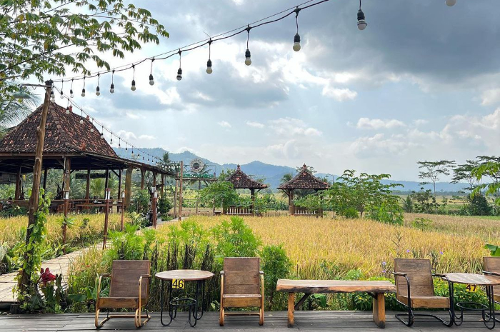 <p>Ket foto: Kopi Klotok Menoreh Yogyakarta cocok untuk kumpul keluarga saat libur Lebaran karena menyuguhkan suasana yang sejuk dan asri (Foto/Instagram/tikatoi)</p>
