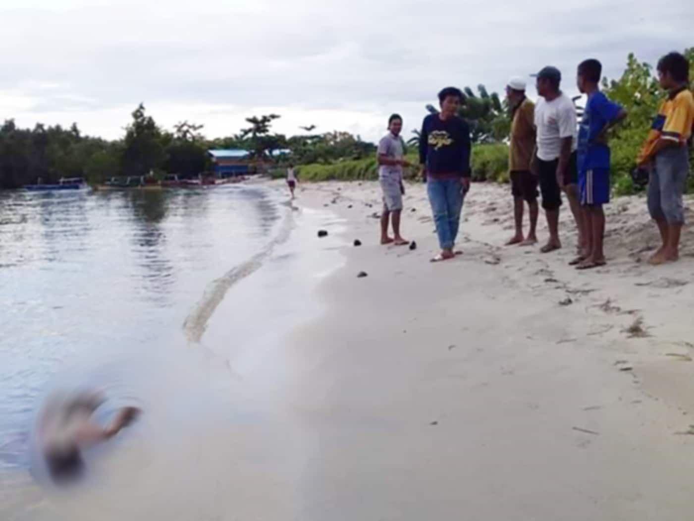 <p>Mayat mengapung- Ditemukan sesosok mayat mengapung di Pantai Goda Desa Torue Kecamatan Torue Parigi Moutong, Minggu, 5 Januari 2020.</p>
