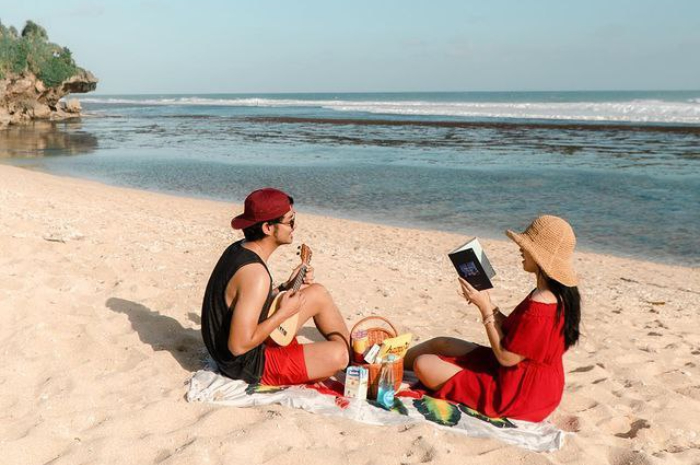 <p>Ket foto: Indahnya wisata Pantai Sundak Yogyakarta yang memikat mata, (Foto/Instagram/corypramita)</p>
