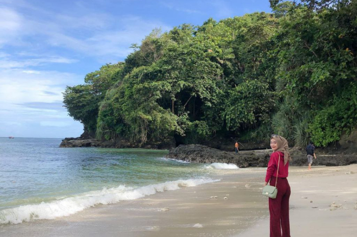 <p>Ket foto: Wisata Pantai Nusakambangan Cilacap suguhkan eksotisme pasir putih (Foto/Instagram/amandaluciianaa)</p>
