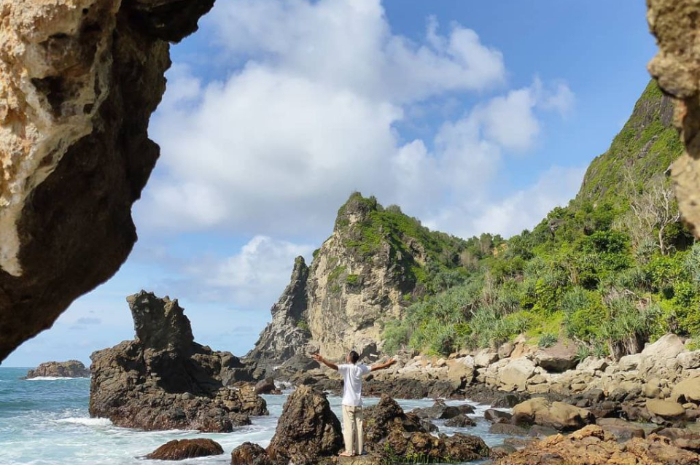 <p>Ket foto: Spot andalan berburu foto di wisata Pantai Watu Lumbung Yogyakarta (Foto/Instagram/baguspremono)</p>
