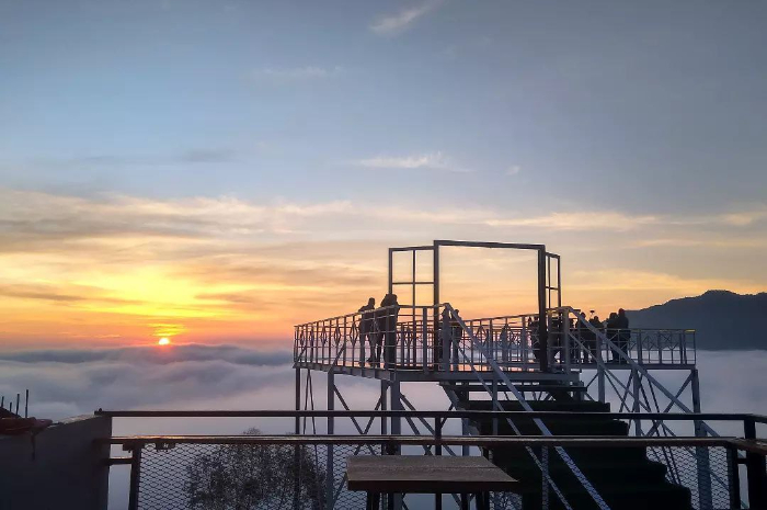 <p>Ket foto: Keindahan tersaji dari atas wisata Pintu Langit Wonosobo, bikin susah berpaling (Foto/Instagram/wahyusetiawan19_)</p>
