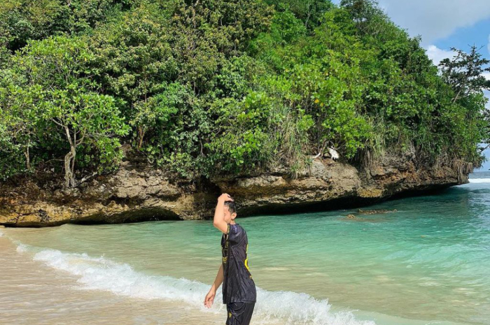 <p>Ket foto: Mengintip kemegahan wisata Pantai Teluk Asmara Malang dengan pasir putihnya (Foto/Instagram/heyazmii)</p>
