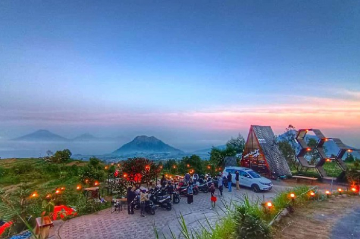 <p>Ket foto: Nongkrong di Merbabu View and Cafe Kopeng Semarang bikin pikiran adem (Foto/Instagram/merbabuview)</p>
