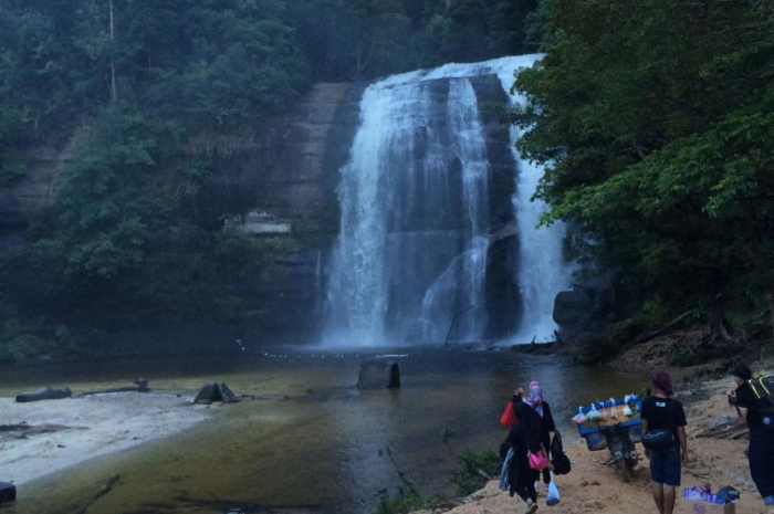 <p>Ket foto: Healing di wisata Air Terjun Riam Dait Kalimantan Barat (Foto/Instagram/budaksanaksinik)</p>
