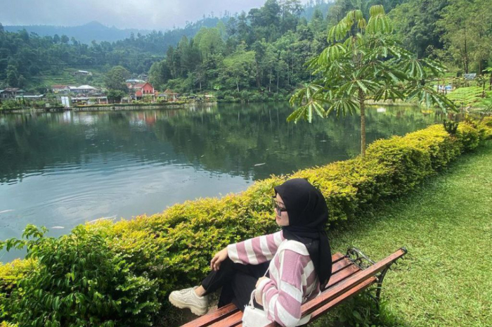 <p>Ket foto: Wisata Telaga Madirda yang ada di Karanganyar, cocok untuk healing (Foto/Instagram/bungargna_)</p>
