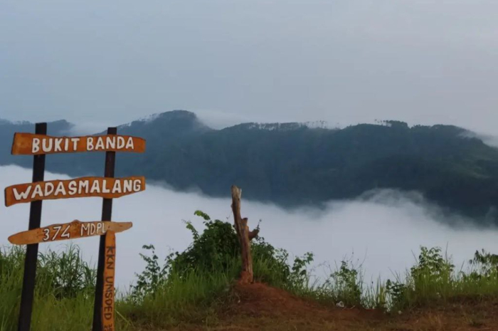 <p>Ket foto: Pesona wisata Bukit Banda Kebumen dengan lautan awannya (Foto/Instagram/glihhdrkko_)</p>
