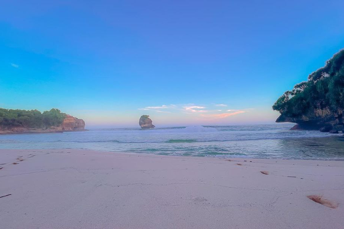 <p>Ket foto: Kemegahan wisata Pantai Pudak di Blitar Jawa Timur, cpot asyik untuk berburu foto (Foto/Instagram/artika_naw)</p>
