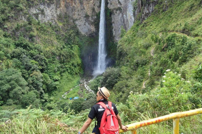 <p>Ket foto: Eloknya  wisata Air Terjun Sipiso Piso yang ada di Sumatera Utara (Foto/Instagram/adee_syahputraa)</p>
