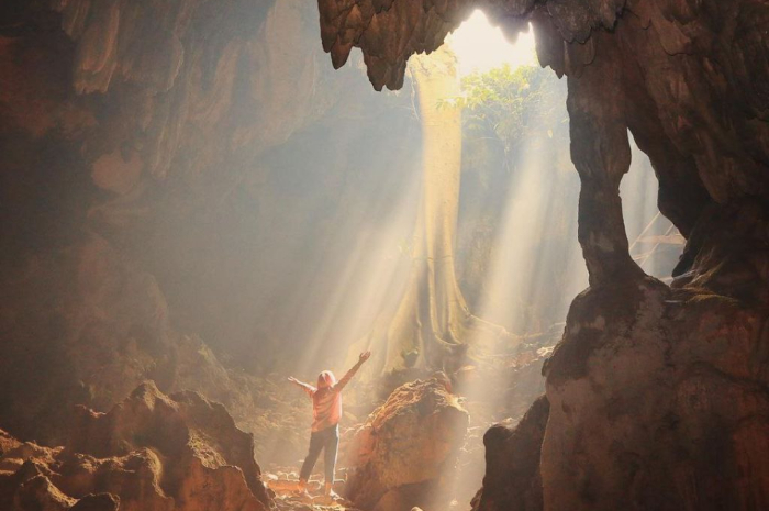 <p>Ket foto: Spot estetik di wisata Goa Gajah Yogyakarta dengan pantulan cahayanya (Foto/Instagram/norel08)</p>
