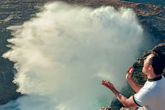 <p>Ket foto: Keindahan wisata Tanjung Poki di Lombok Timur yang memiliki ombak besar (Foto/Instagram/yantoevoke)</p>
