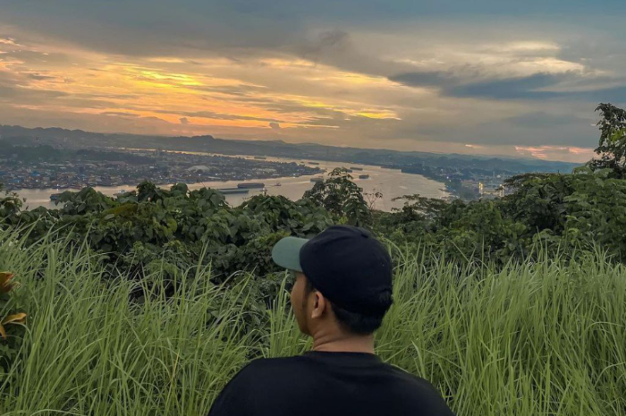 <p>Ket foto: Cantiknya panorama di wisata Bukit Steling Samarinda Kalimantan Timur (Foto/Instagram/ramaaa411)</p>
