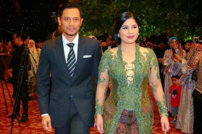 <p>Ket Foto: Agus Harimurti Yudhoyono bersama Istri (Foto/Pinterest @kliktrend)</p>
