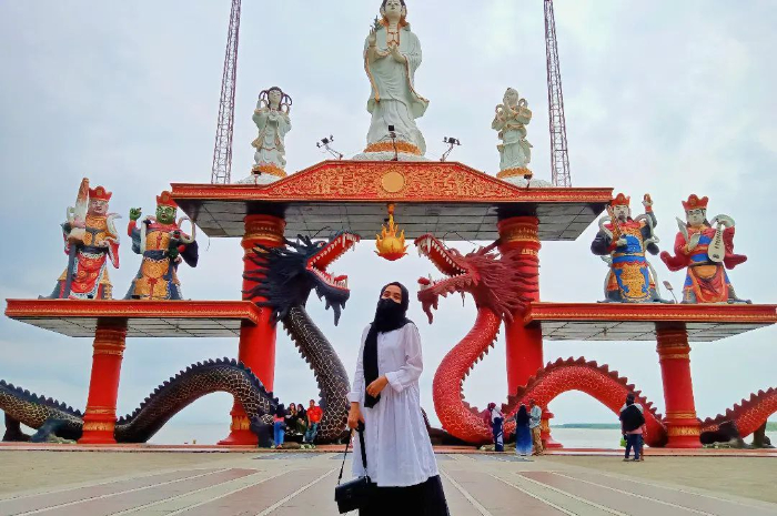 <p>Ket foto: spot foto ikonik di wisata Klenteng Sanggar Agung Surabaya Jawa Timur (Foto/Instagram/tesyafarameidita)</p>
