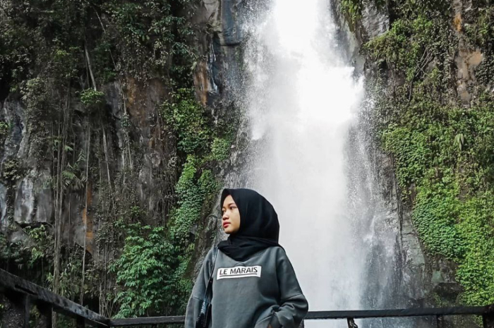 <p>Ket foto: Berburu foto indah di wisata Air Terjun Sikulikap Karo Sumatera Utara (Foto/Instagram/saripuspitaa_)</p>
